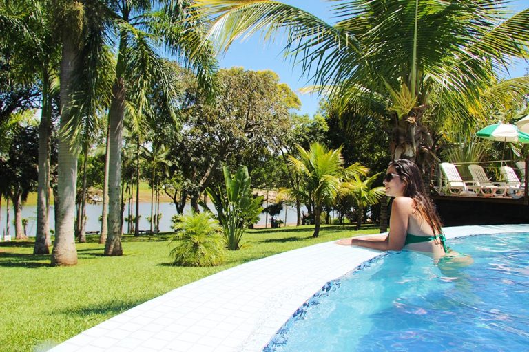 Visão da represa pela piscina